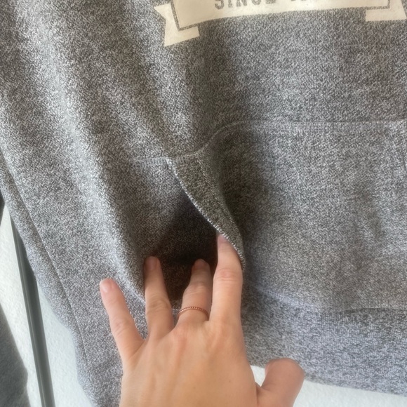Heather Grey Roots hoodie w/ front pocket - Size M - Picture 5 of 14